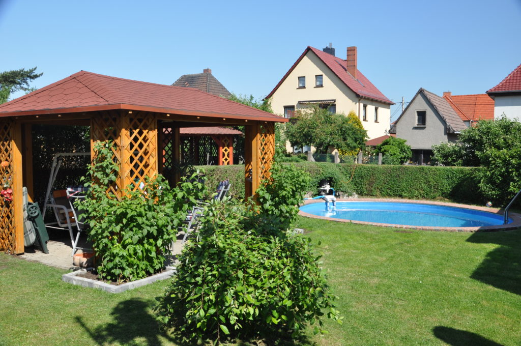 Pool mit Sitzmöglichkeit Pool mit Sitzmöglichkeit
